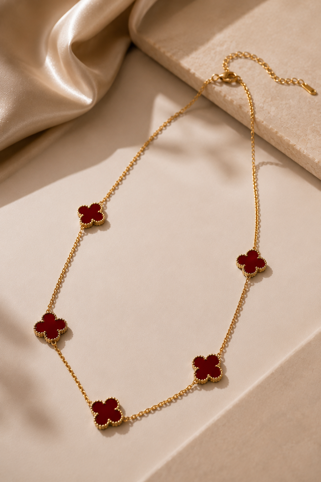 Collier trèfle bordeaux