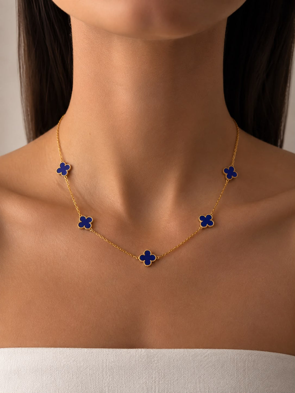 Collier Trèfle Bleu nuit porté
