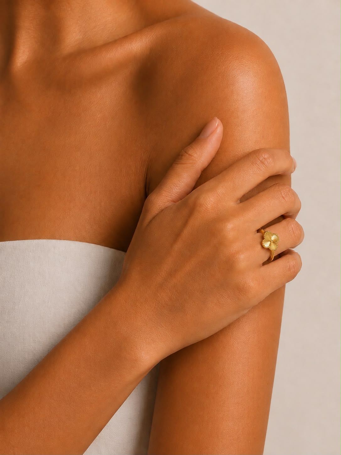Bague trèfle or porté