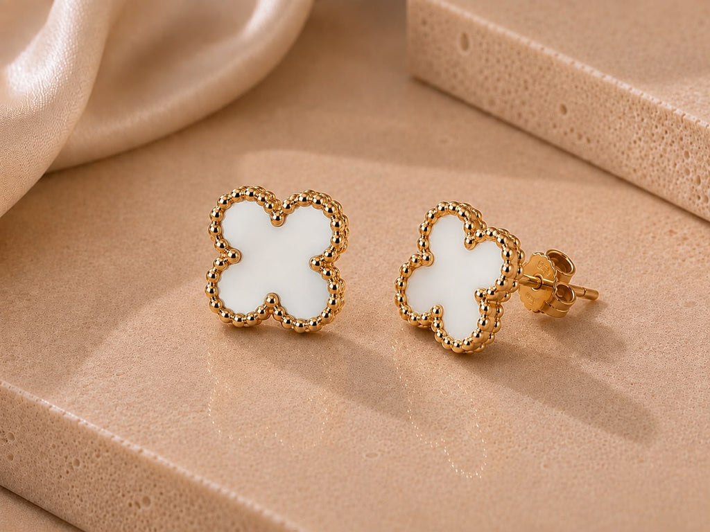 Boucles d’oreilles trèfle blanches