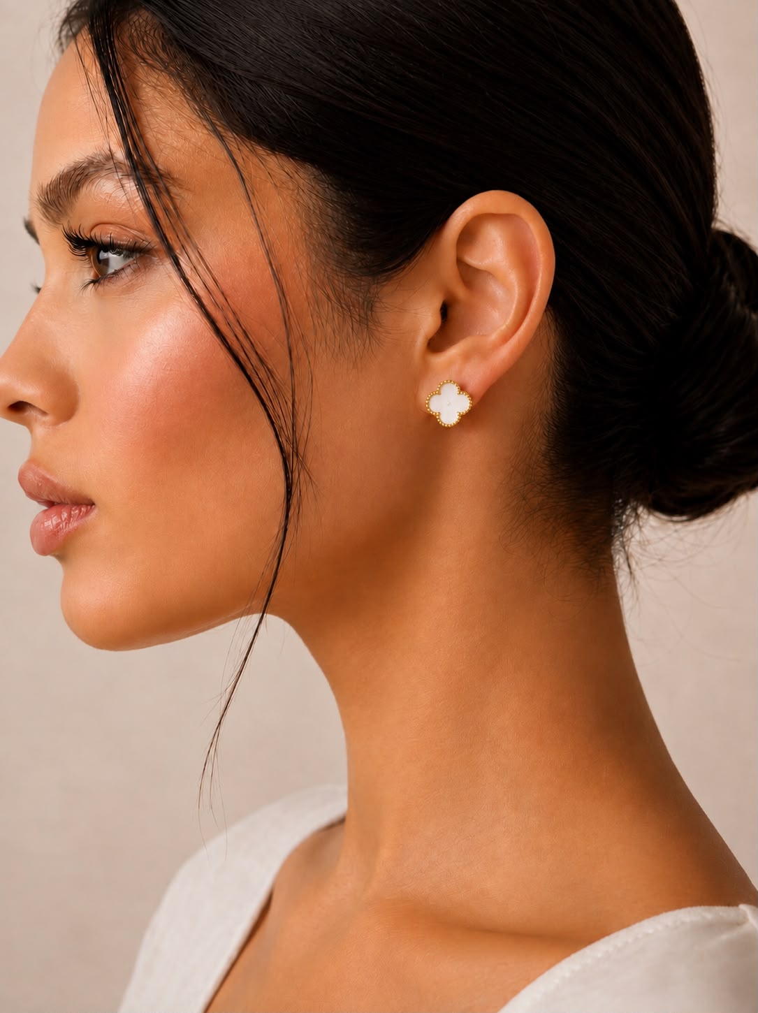 Boucles d’oreilles trèfle blanches