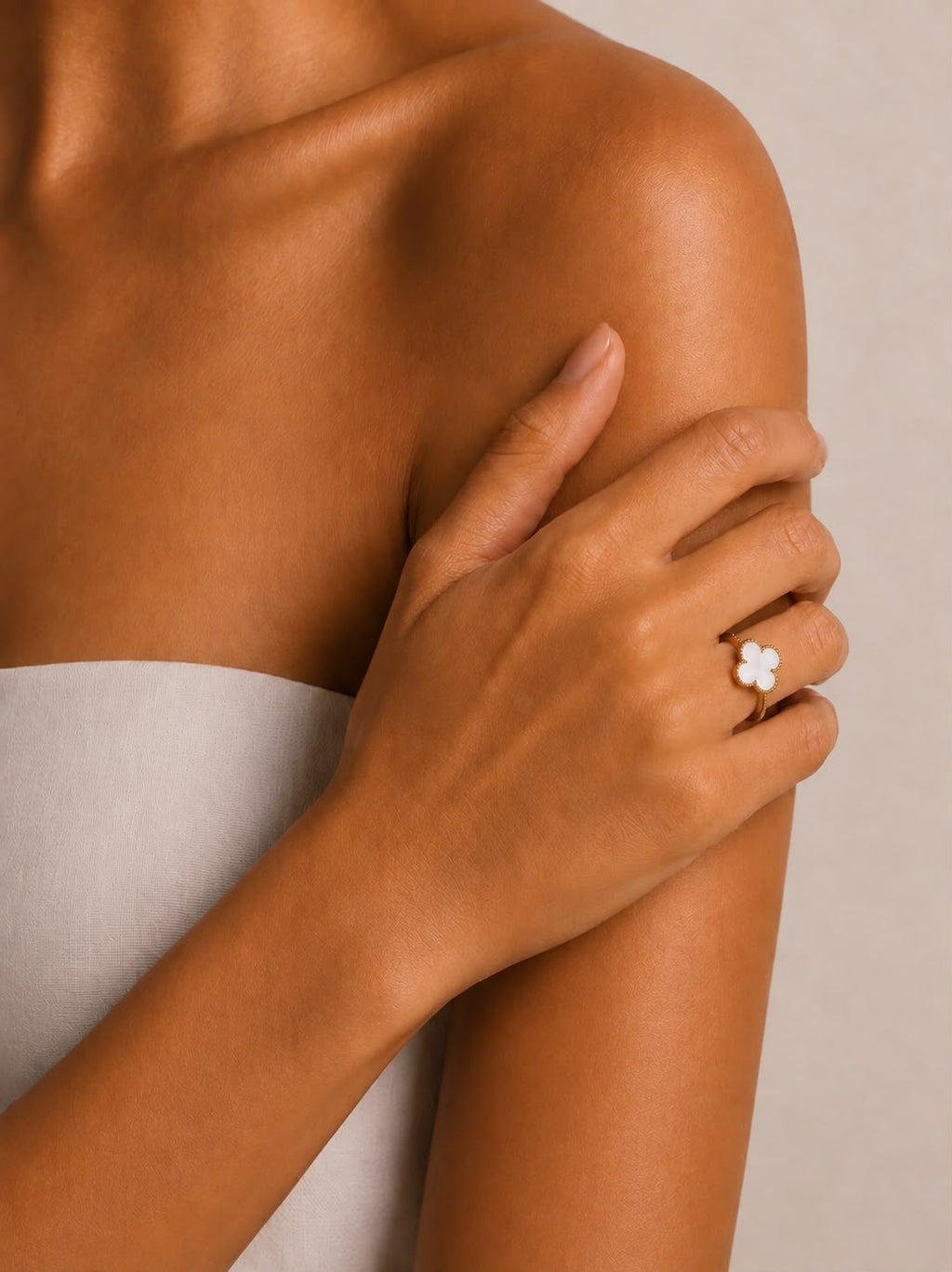 Bague trèfle nacre porté